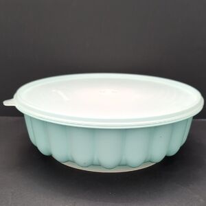Tupperware Mint Green Jello Mold Bowl with Lid.